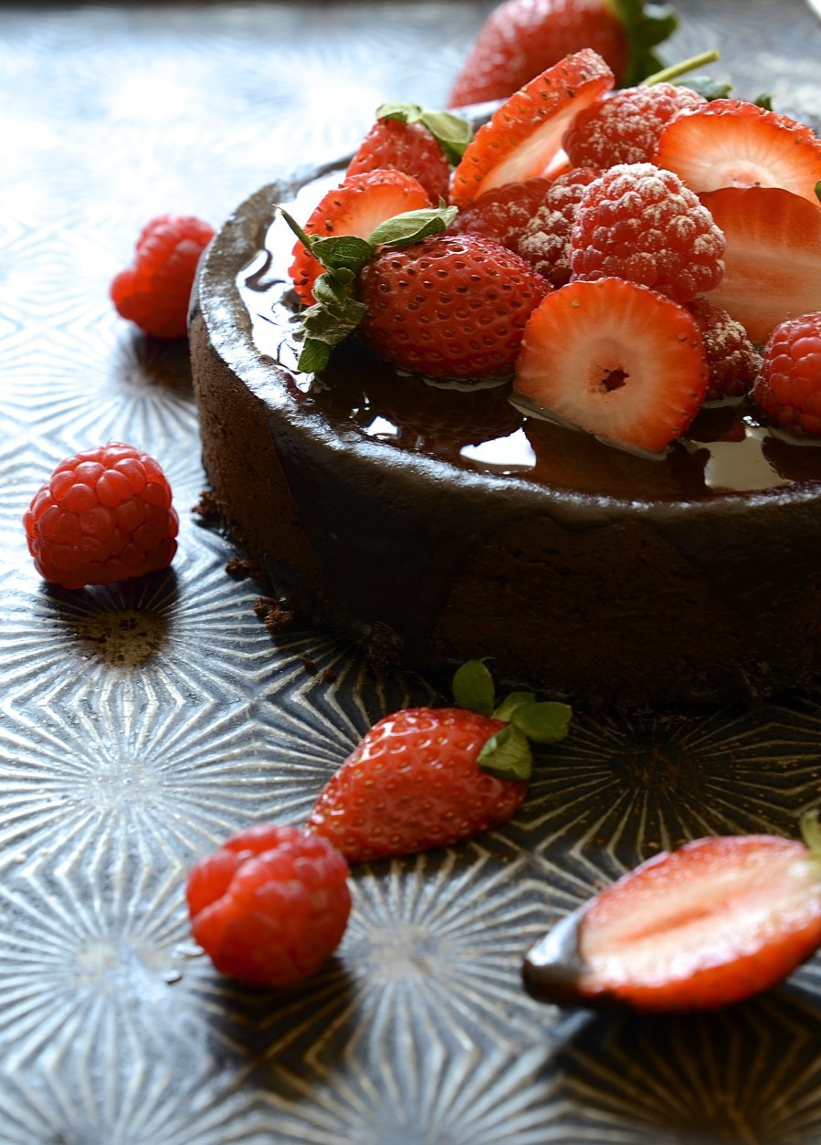 Flour-less chocolate cake with glossy ganache