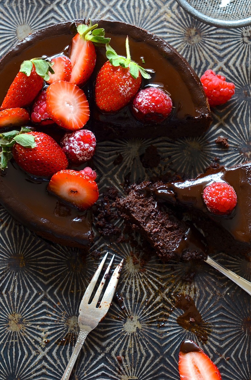 Flour-less chocolate cake with glossy ganache