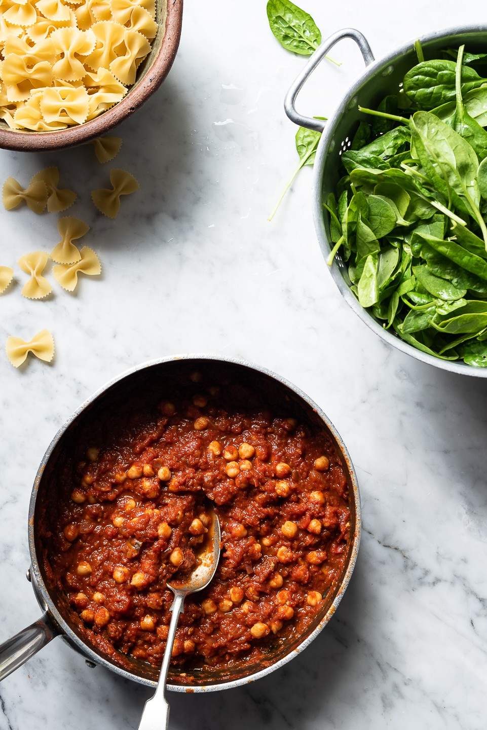 Bowtie spinach and chickpea pasta