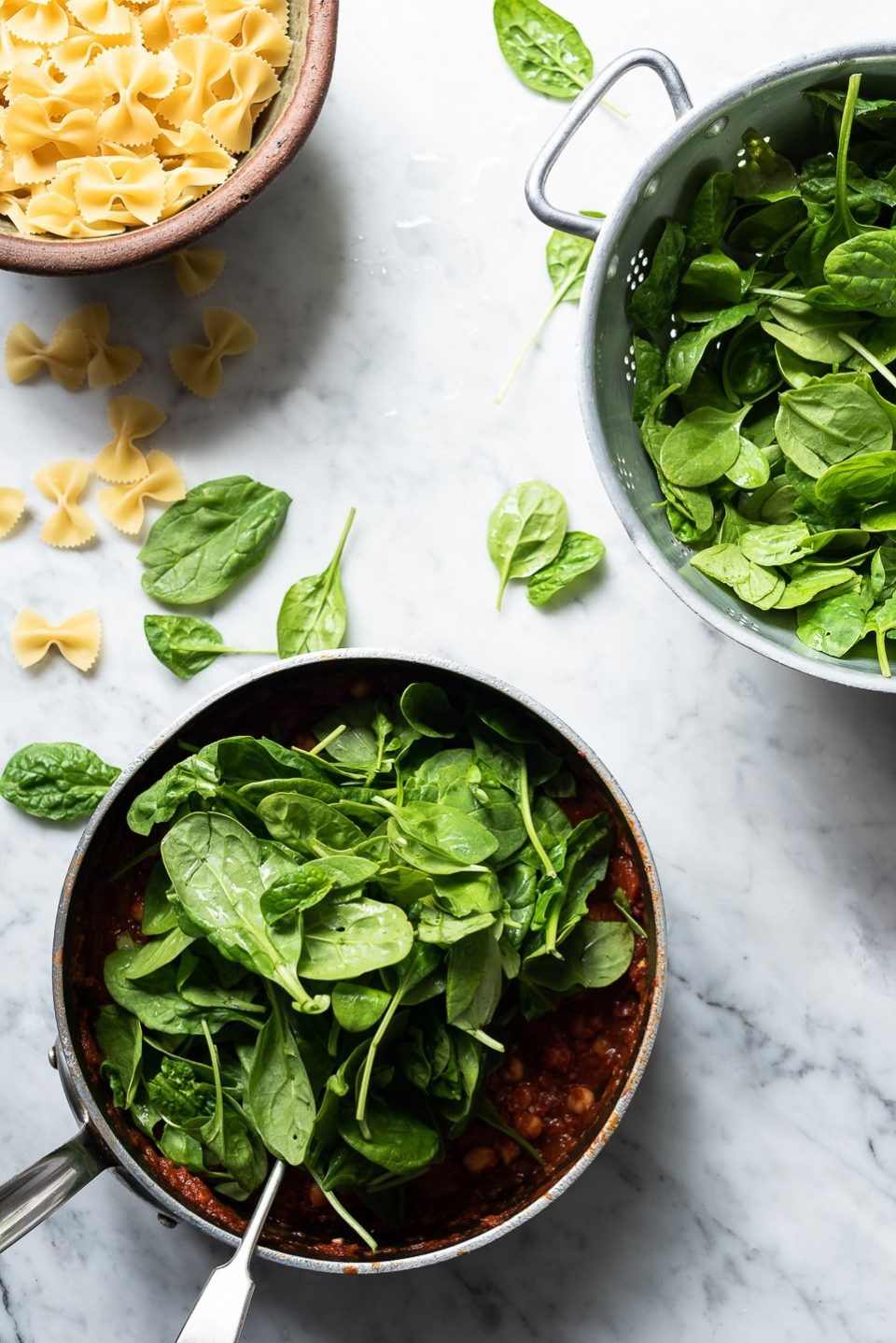 Bowtie spinach and chickpea pasta