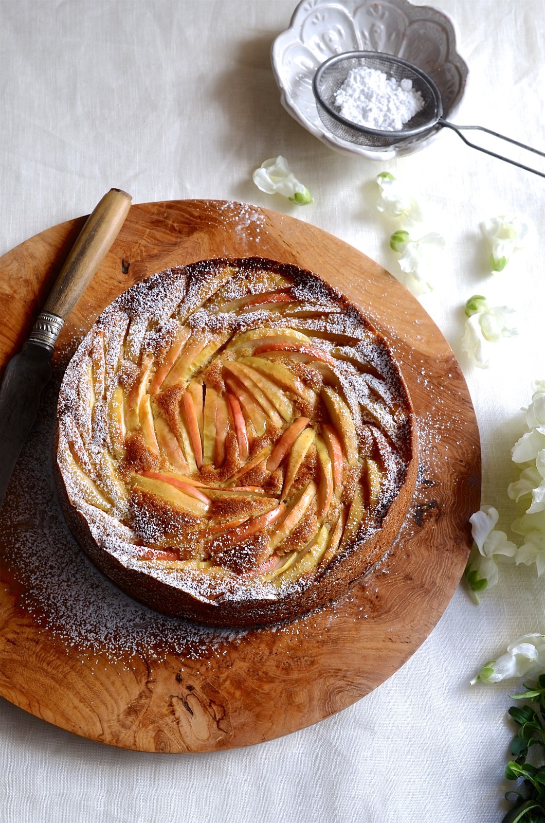 Strawberry apple cake with hone