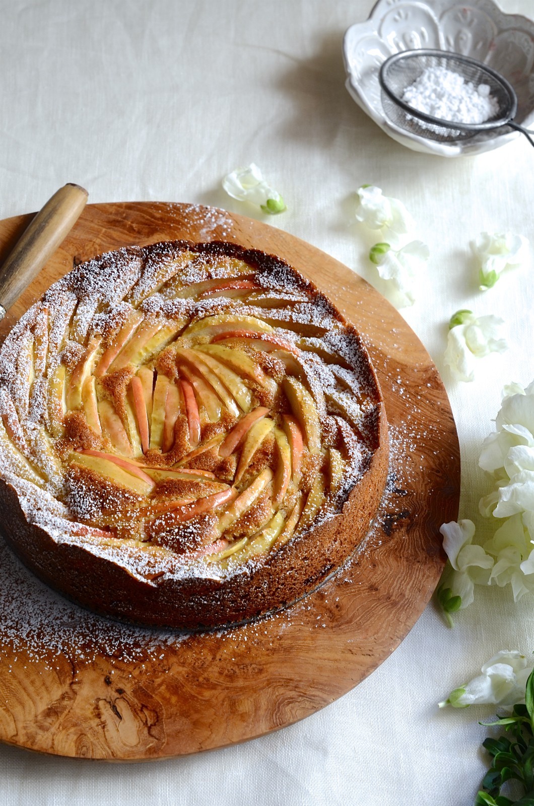 Strawberry apple cake with honey