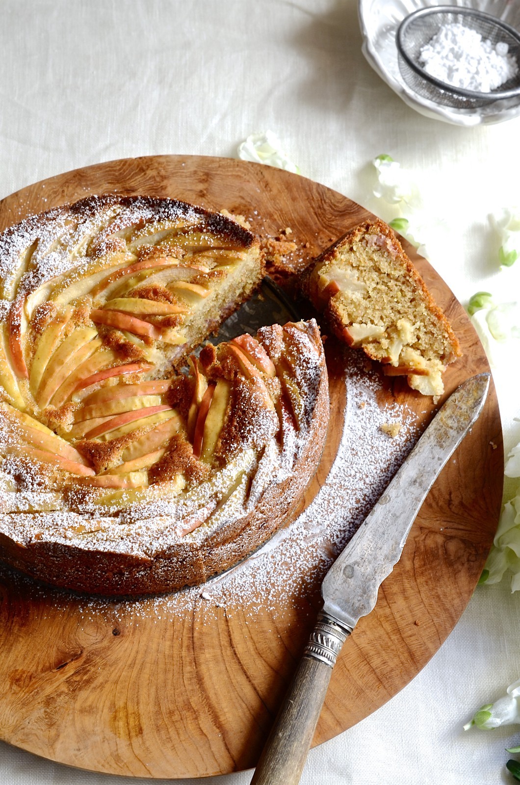 Strawberry apple cake with honey