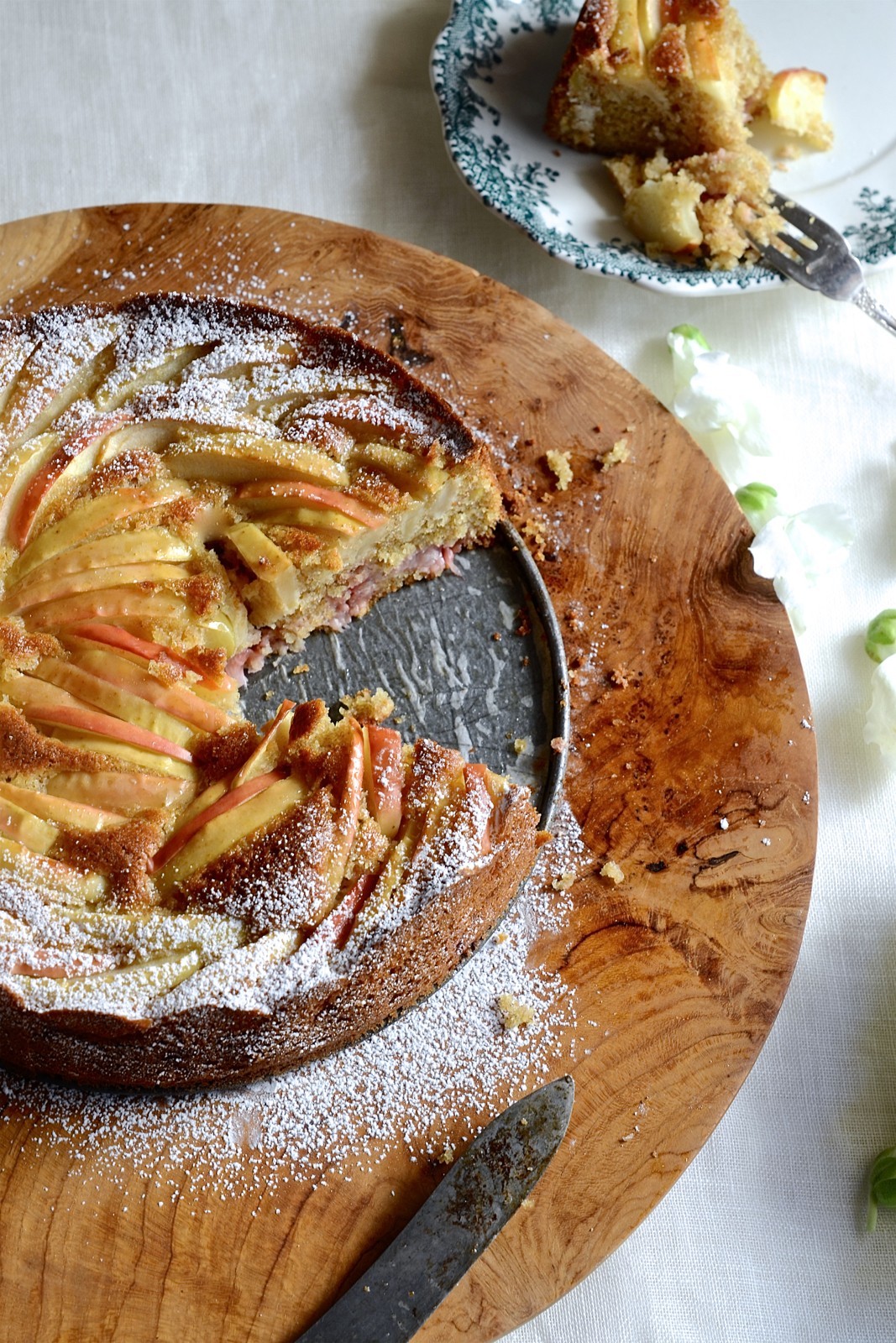 Strawberry apple cake with honey