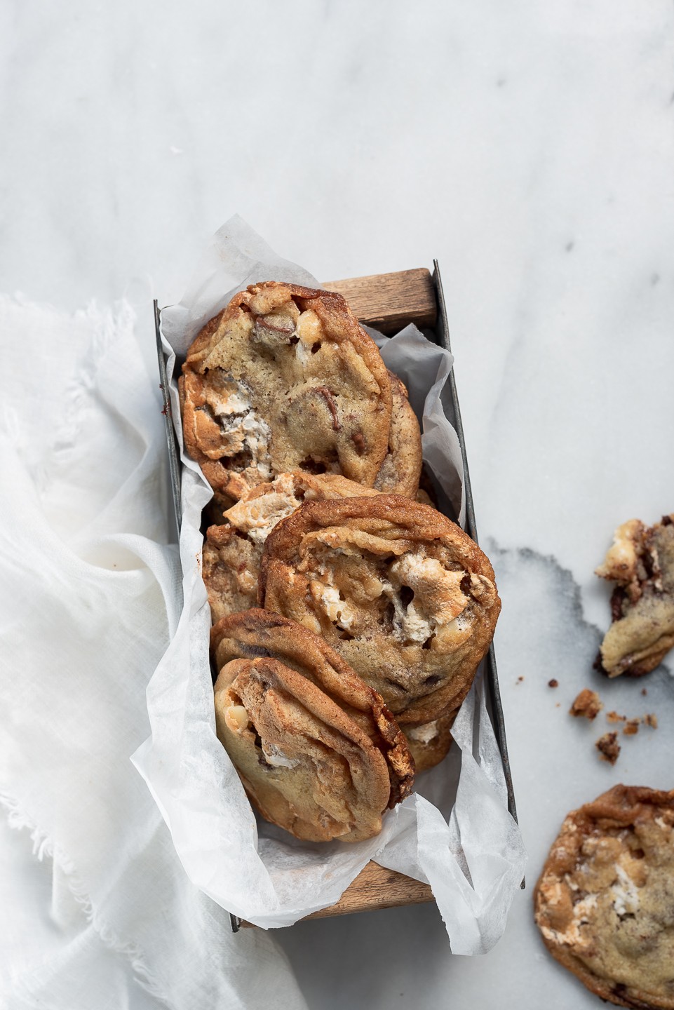 Chocolate chip nougat cookies
