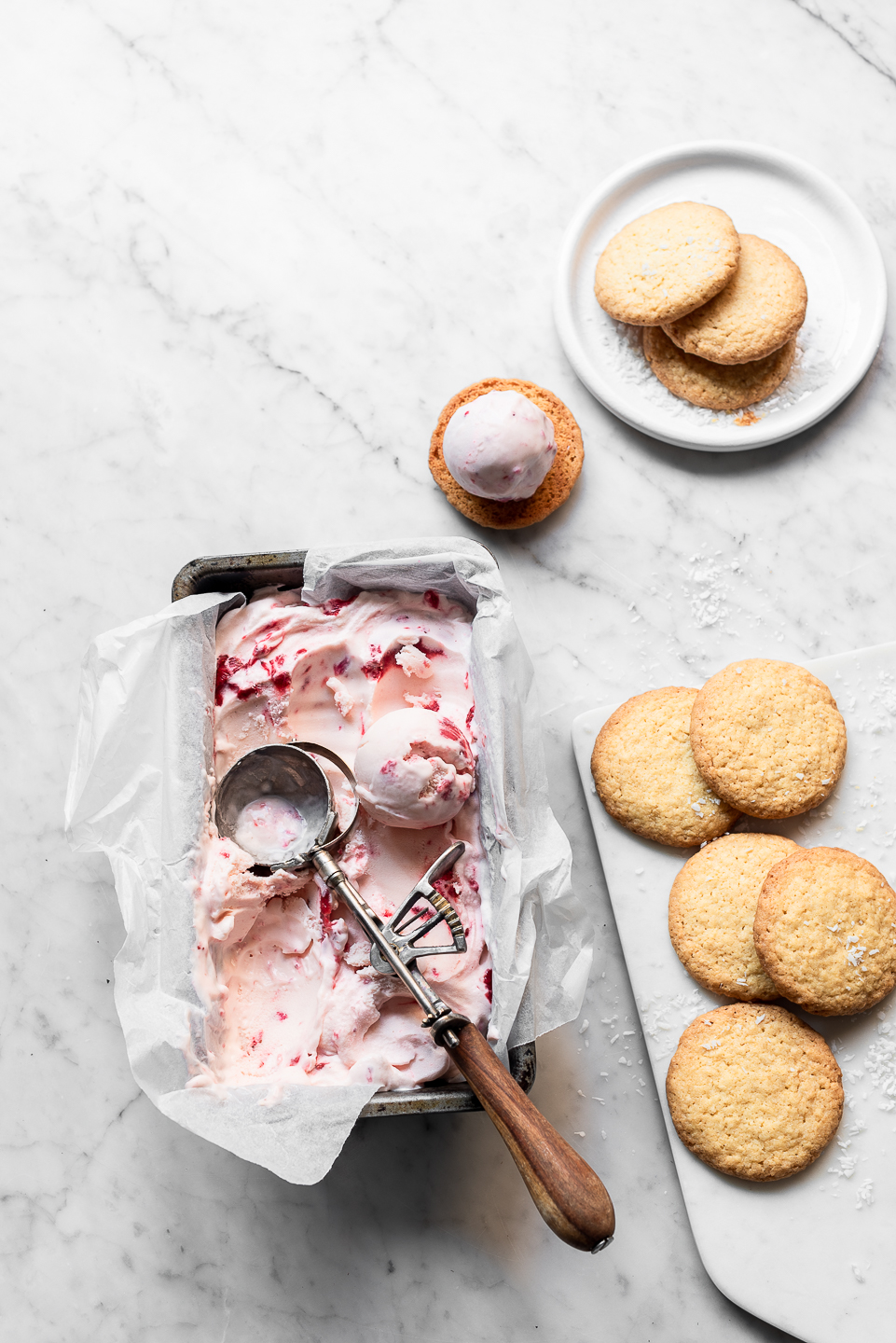 Roasted Strawberry Frozen Yoghurt Cookie Sandwiches