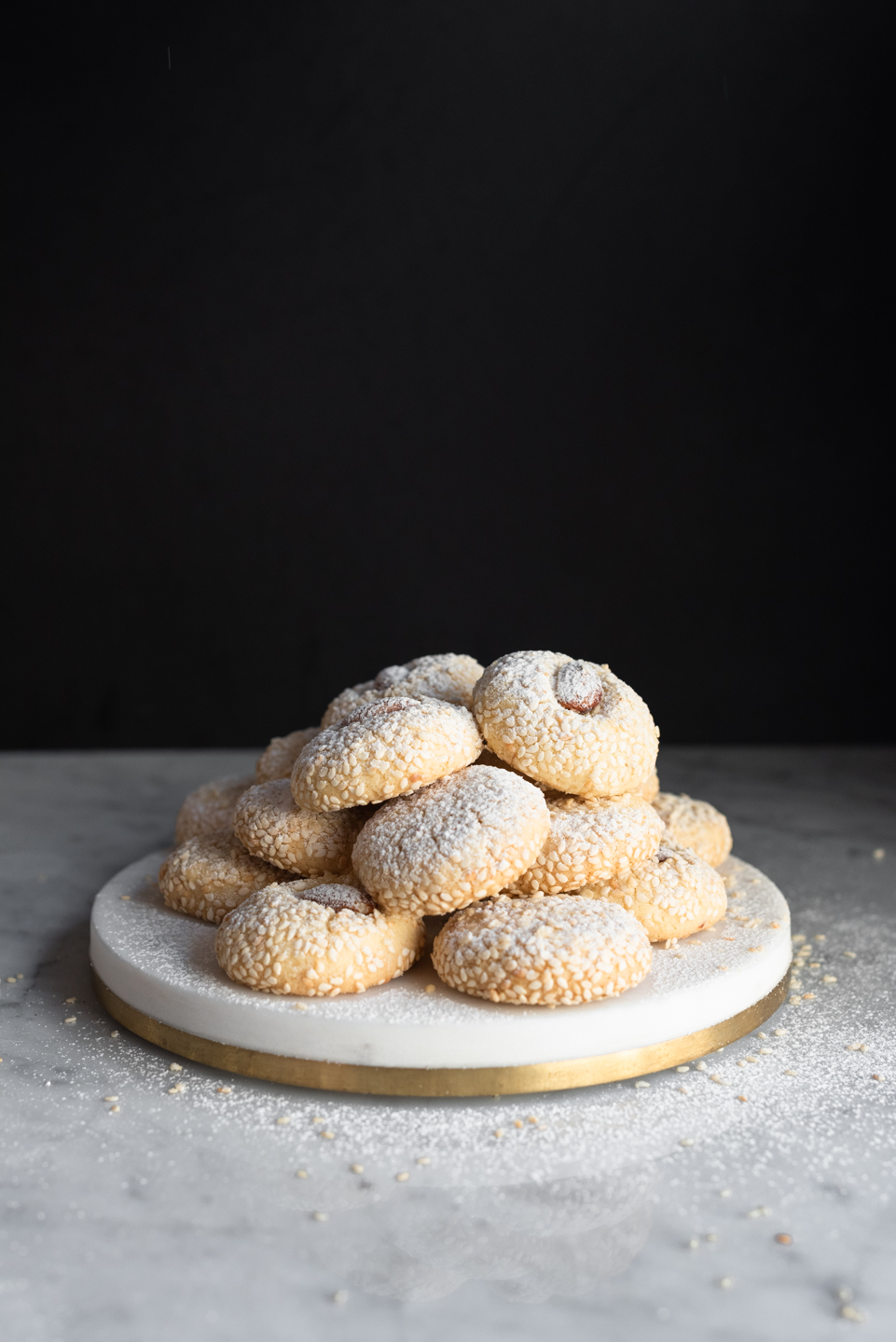 Almond and sesame shortbread rounds